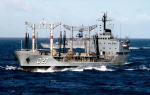 Navio-tanque da Marinha pode ser visitado no Porto de Paranaguá