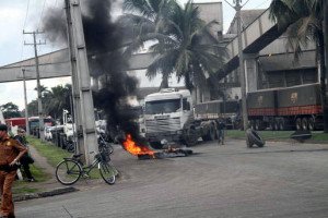Motoristas protestam contra multas e fecham acesso ao Porto de Paranaguá