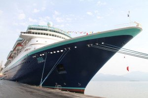 Navio de passageiros atraca em Paranaguá