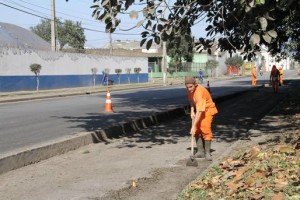 Patrulha da Limpeza realiza trabalho na Avenida Bento Rocha em Paranaguá