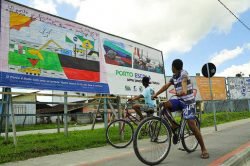 A Administração dos Portos de Paranaguá e Antonina (Appa) lançou uma campanha de educação ambiental com os resultados do Projeto Porto Escola – educação para a sustentabilidade. Foram instalados pela cidade outdoors com todos os trabalhos vencedores do 2º Concurso de Desenho do Projeto e que demonstram o envolvimento das crianças com os temas meio ambiente e os portos do Paraná. Paranaguá, 13/09/2016. Foto: Ivan Bueno
